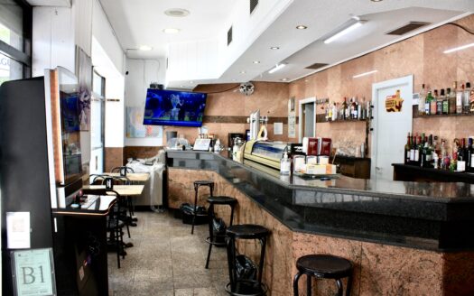 Excelente Bar Cervecería de Esquinazo con Terraza