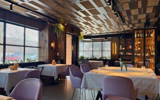 Bar Restaurante Esquinero en Illescas con Terraza Acristalada y Cocina Premium