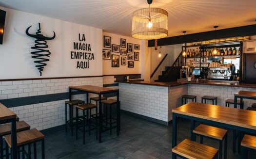 Restaurante en traspaso en Moncloa, esquina luminosa con gran visibilidad