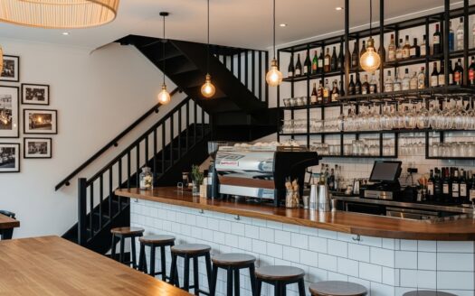 Restaurante en traspaso en Moncloa, esquina luminosa con gran visibilidad